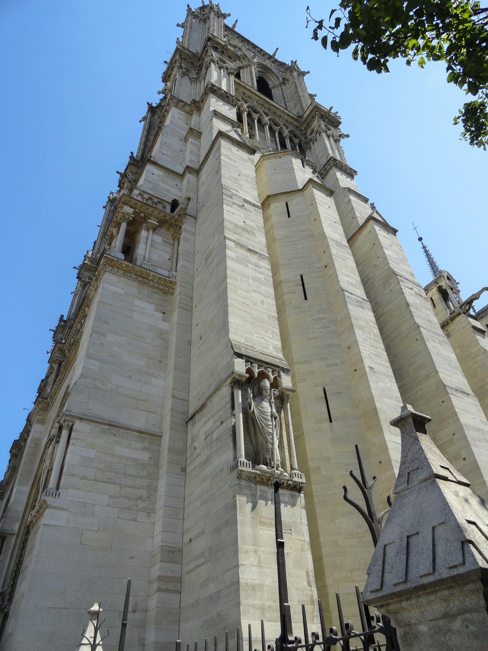 South_tower_of_the_Notre_Dame.jpg